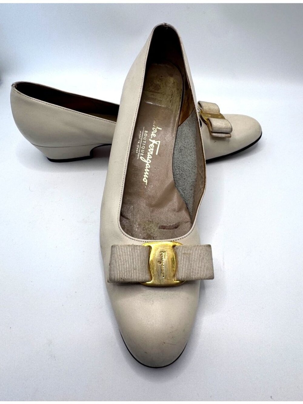 Salvatore Ferragamo Size 10 AA Shoe Dress Boutique Cream White Leather Bow Pumps